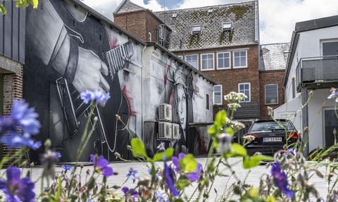 Street art i Bramming - en guitar og kvinde